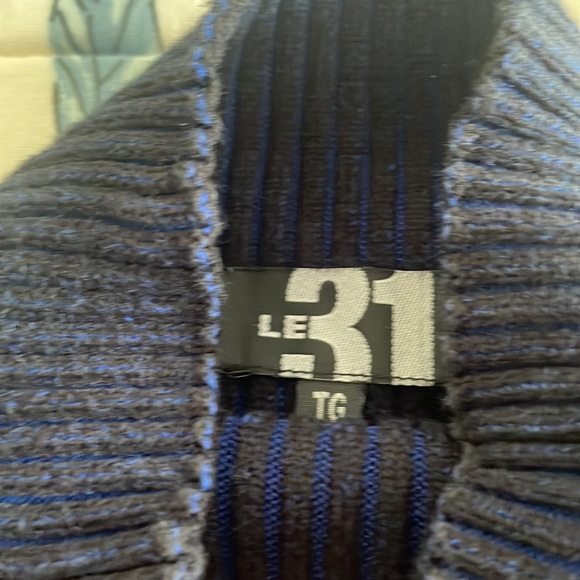 Great shape mens turtleneck sweater back with blue tones size large - Picture 3 of 3